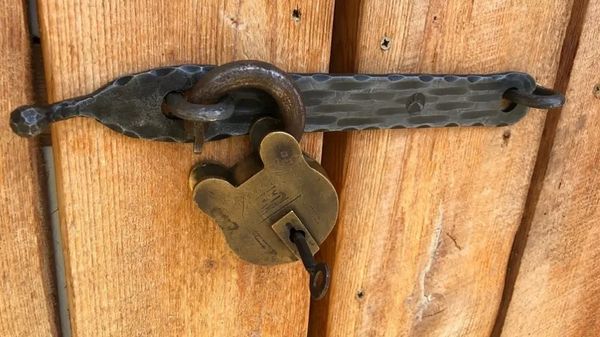 Что такое проушины для навесного замка и какие функции они выполняют Что такое проушины для навесного замка и какие функции они выполняют