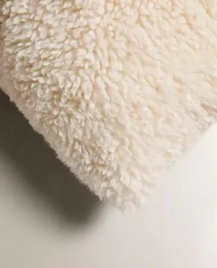 ZARA HOME НАВОЛОЧКА ДЛЯ ДЕКОРАТИВНОЙ ПОДУШКИ ИЗ ИСКУССТВЕННОЙ ОВЧИНЫ, ЭКРЮ