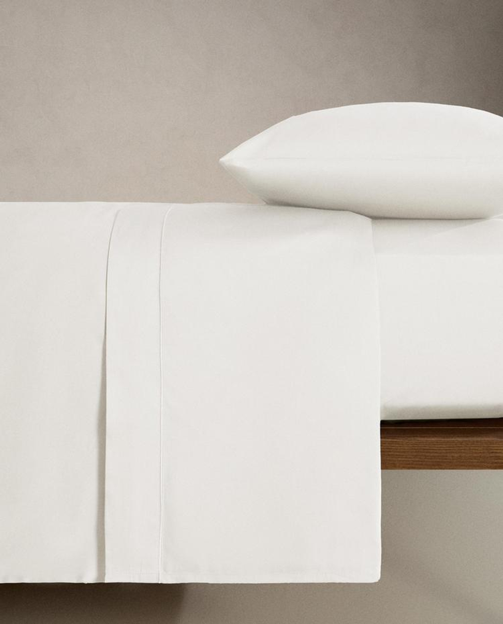 ZARA HOME НАТЯЖНАЯ ПРОСТЫНЯ ИЗ САТИНА | ВЫСОТА 30 СМ (300 НИТЕЙ), БЕЛЫЙ