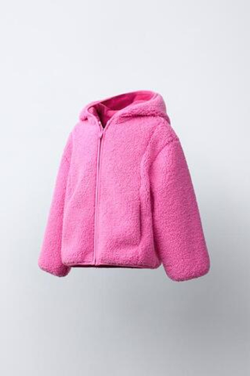 ZARA КУРТКА ИЗ ИСКУССТВЕННОЙ ОВЧИНЫ С КАПЮШОНОМ, ЦВЕТ ФУКСИИ