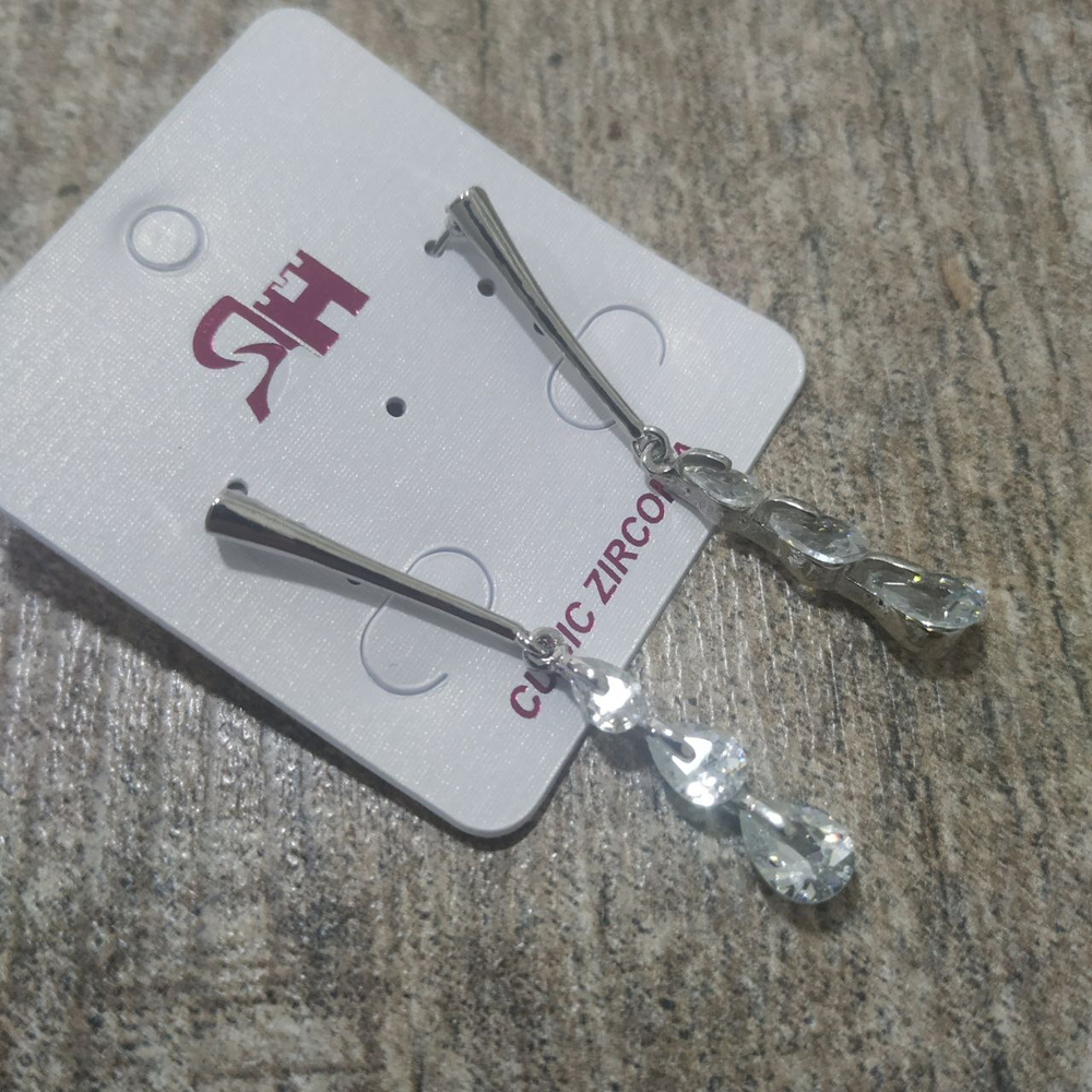 Серьги-гвоздики (палочки) Cubic Zirconia ряд 3 капли металл серебристый