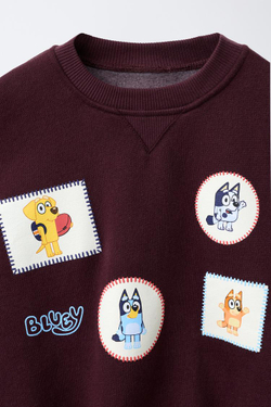ZARA ТОЛСТОВКА С НАШИВКАМИ BLUEY © LUDO STUDIO, ТЕМНО-БАКЛАЖАНОВЫЙ
