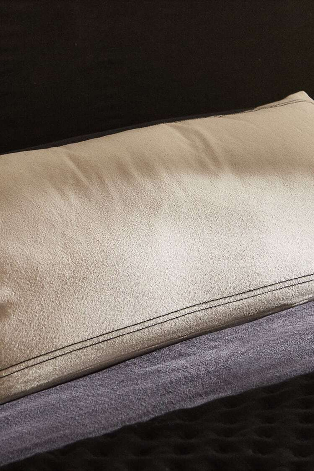 ZARA HOME ОДНОТОННЫЙ ЧЕХОЛ НА ПОДУШКУ С КОНТРАСТНЫМИ КРАЯМИ, ЭКРЮ