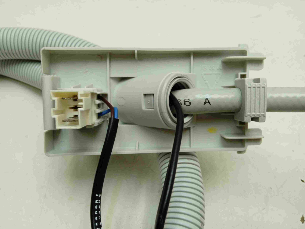 SGV57T13EU/05 ктп23 Заливной шланг с аквастопом для посудомоечной машины Bosch 5600061174 б/у