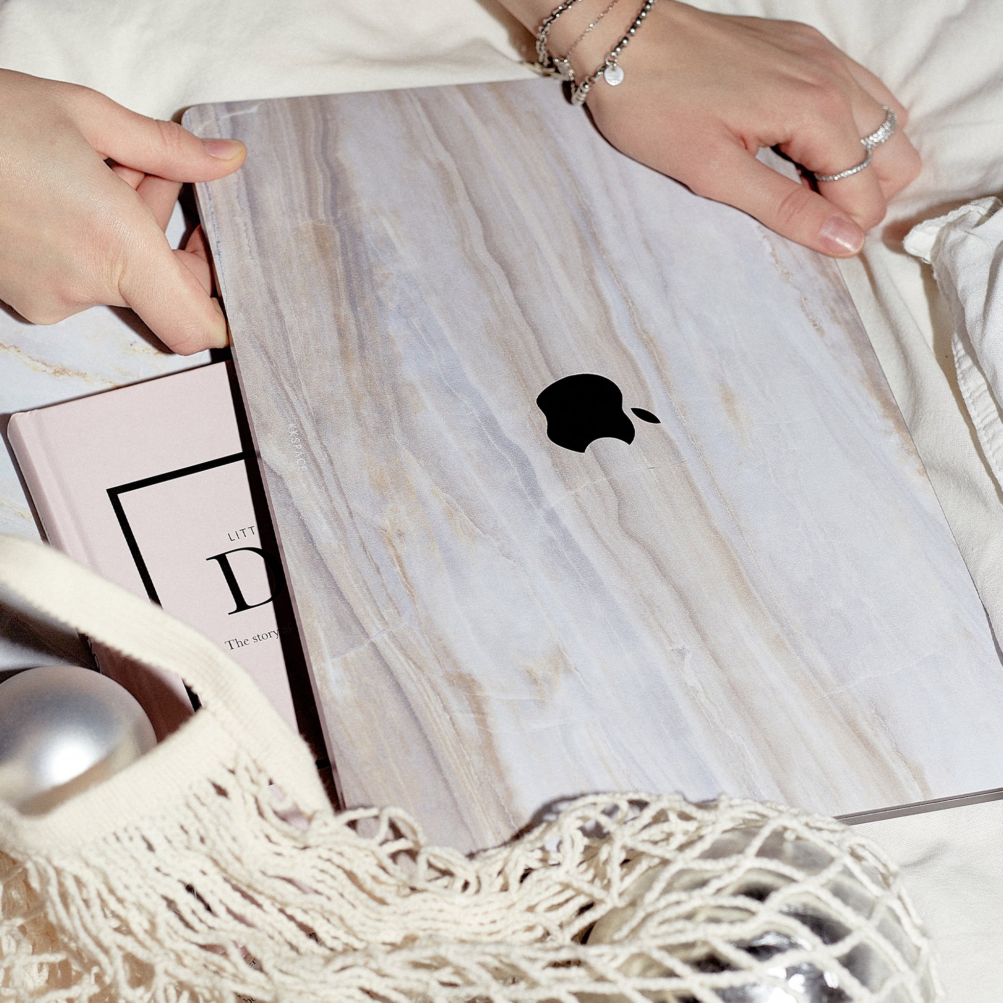 Виниловая наклейка GRAVITY для MacBook