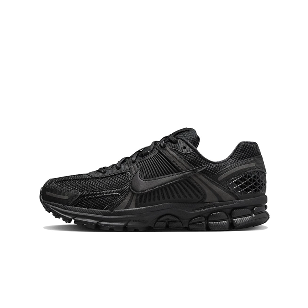 alt="Nike Zoom Vomero 5 Triple Black BV1358-003 вид сбоку на белом фоне"