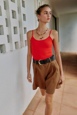 ZARA ШОРТЫ С ЗАЩИПАМИ И РЕМНЕМ, СВЕТЛО-КОРИЧНЕВЫЙ