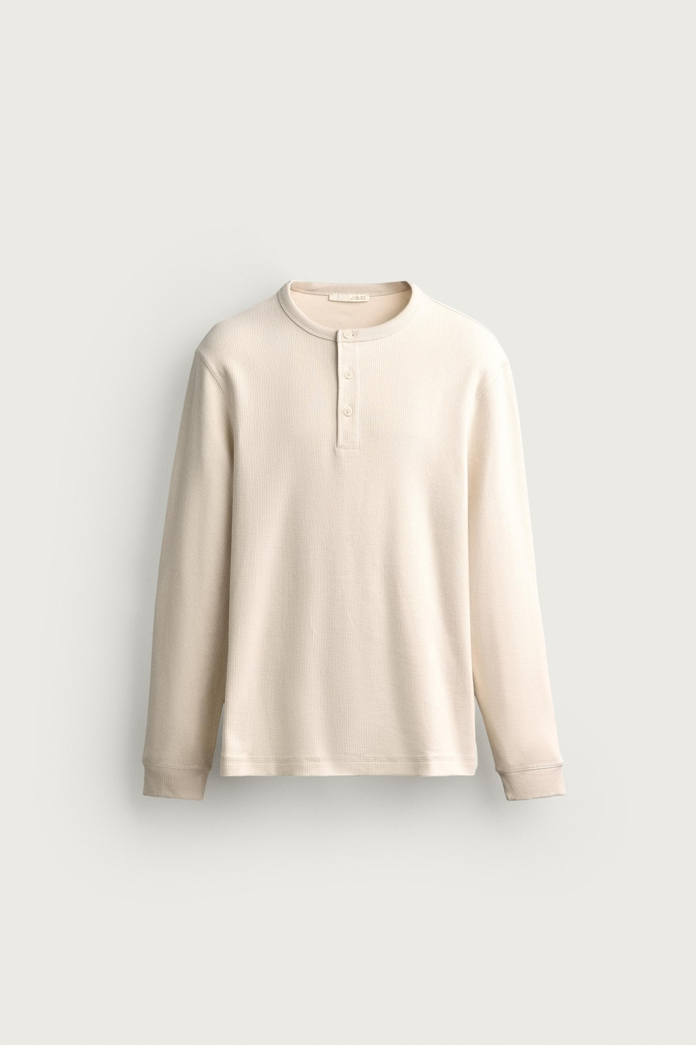 ФУТБОЛКА С ФАКТУРНЫМ ВОРОТНИКОМ НА ПУГОВИЦАХ — ZARA