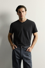 ФУТБОЛКА RELAXED FIT С V-ОБРАЗНЫМ ВЫРЕЗОМ — ZARA