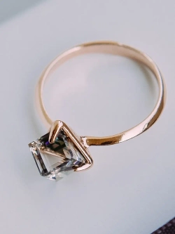 Кольцо Миражи тонкое с фиолетовым кристаллом Swarovski