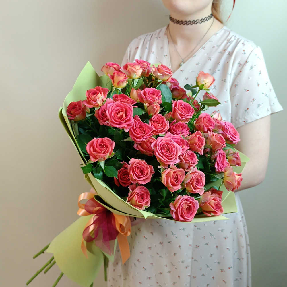 Букет из Коралловых кустовых роз 9 шт. в зелёном фоамиране