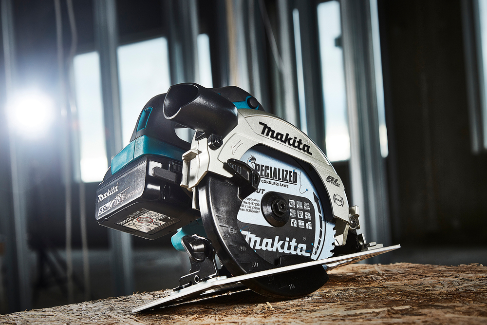 Аккумуляторная дисковая пила 165 мм Makita DHS660Z