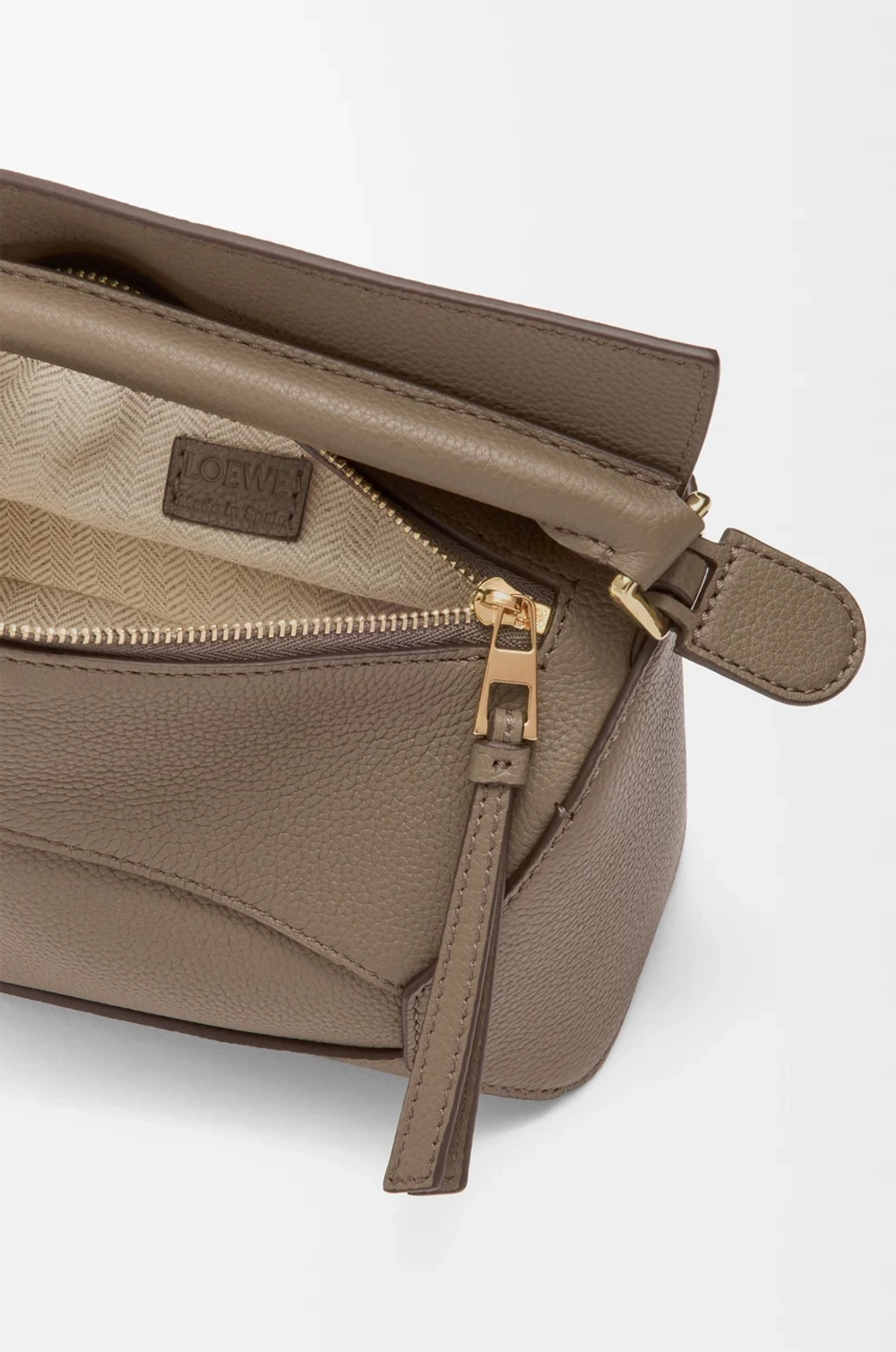 Loewe Мини-сумка Puzzle Edge из мягкой зернистой телячьей кожи, серо-коричневый
