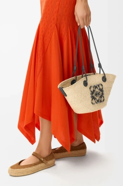 Loewe Маленькая плетеная сумка Anagram из пальмового волокна и телячьей кожи, натуральный/черный