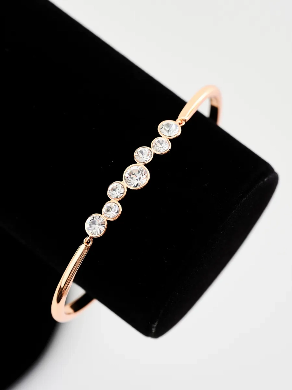 Жесткий браслет Эльза с белыми камнями Swarovski