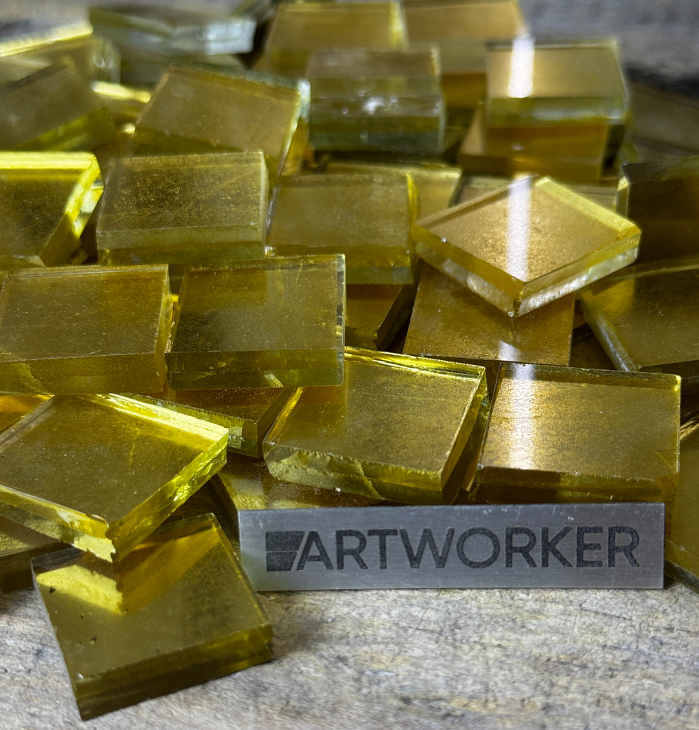 Крупный план золотой смальты для мозаики 22х22 мм | ArtWorker