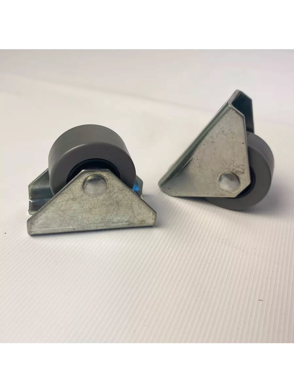 Опора роликовая 302 с резиновым колесом D28, 2 шт