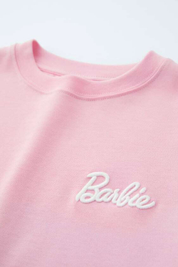 ZARA ФУТБОЛКА С ВЫШИВКОЙ BARBIE™ MATTEL, РОЗОВЫЙ
