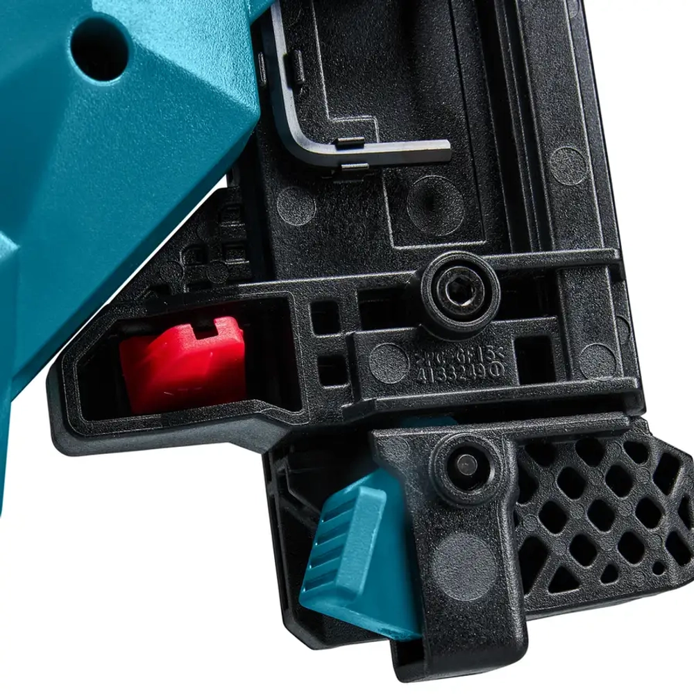 Аккумуляторный гвоздезабиватель Makita FN001GZ