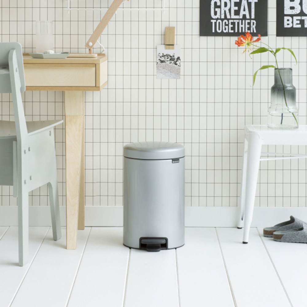 Ведро Brabantia NewIcon 12л серый металлик в интерьере