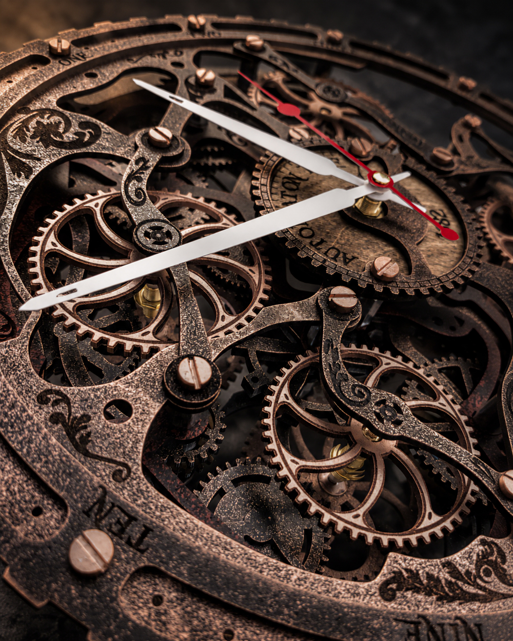 Шестерёнки настенных часов Automaton Bite 1682 Circle крупным планом, отделка «Винтажная медь»