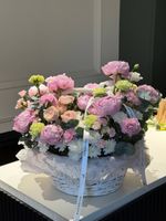 Цветочная корзина из пионов, кустовых пионовидных роз, эустомы и эвкалипта