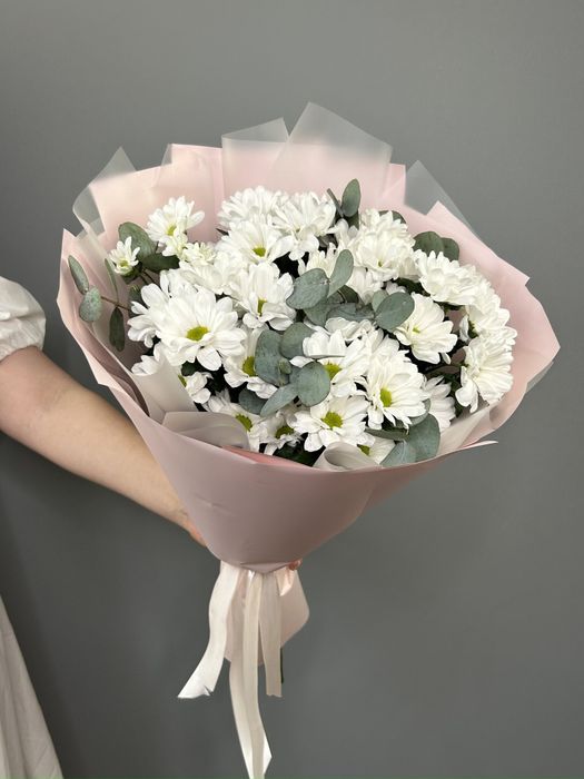Букет из кустовой хризантемы и эвкалипта Букет из кустовой хризантемы и эвкалипта