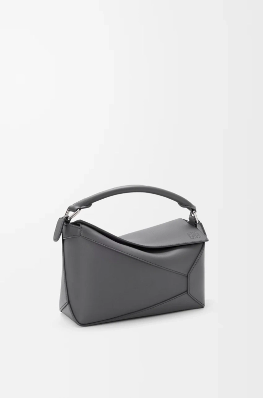 Loewe Маленькая сумка Puzzle Edge из классической телячьей кожи, темно-серый