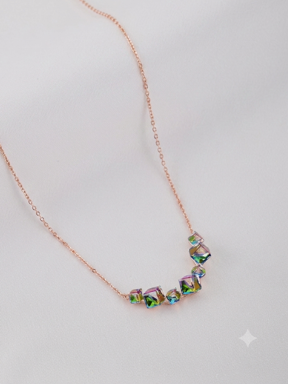 Колье дуга Мираж с зелеными кристаллами Swarovski