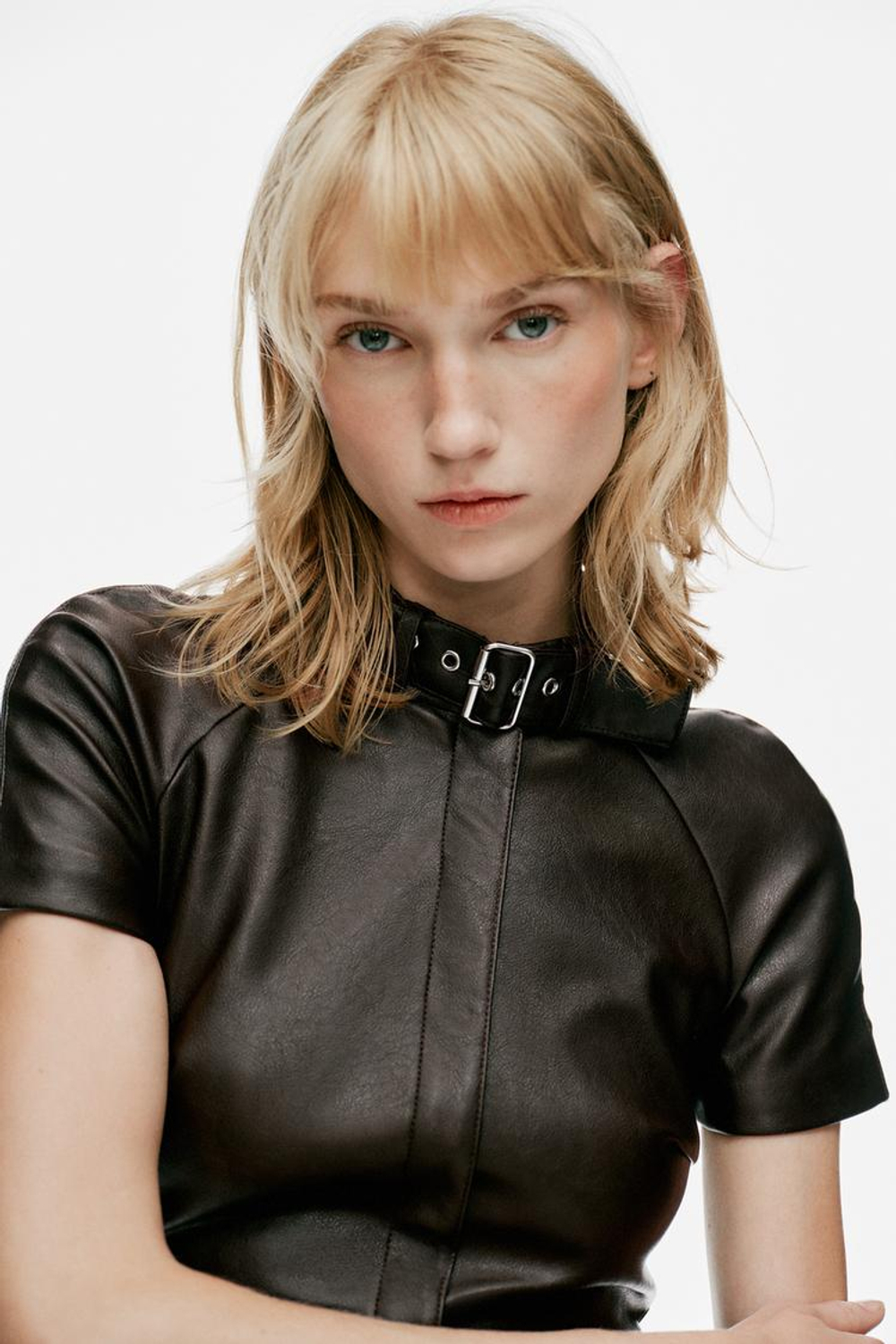ZARA МИНИ-ПЛАТЬЕ ИЗ ИСКУССТВЕННОЙ КОЖИ С ПРЯЖКОЙ, ТЕМНО-КОРИЧНЕВЫЙ