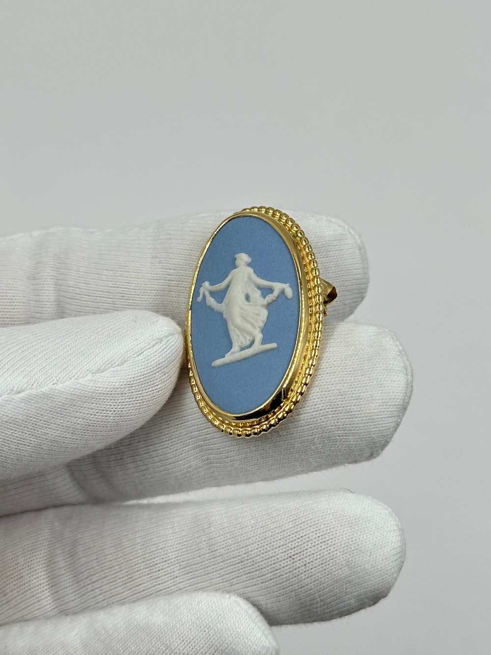 Брошь Wedgwood голубая