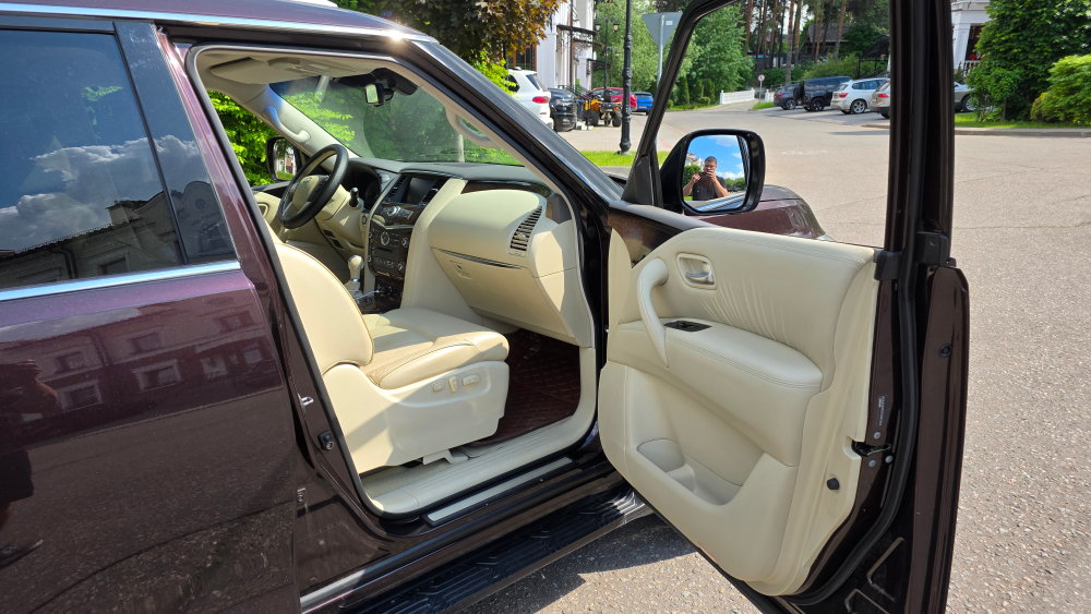 Автомобиль Infiniti QX56