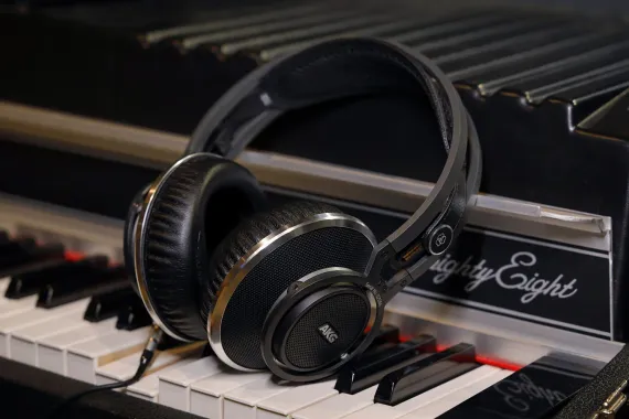 AKG K812