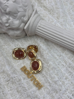 Пуговицы золотистые прямоугольные с овальным янтарным камнем