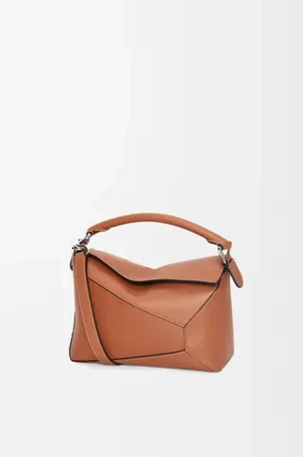 Loewe Маленькая сумка Puzzle Edge из классической телячьей кожи, коричневый