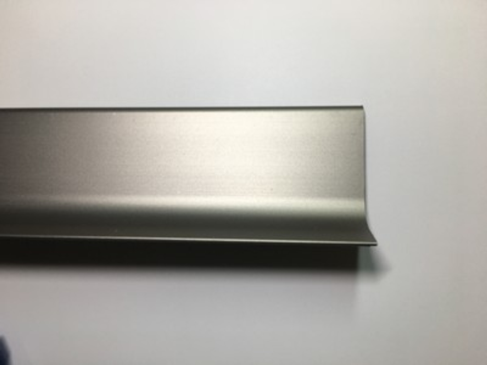 Q63  Плинтус алюм. 40мм "Eff" 2,7м INOX (шамп. мат.) самокл. 40*17мм анод.