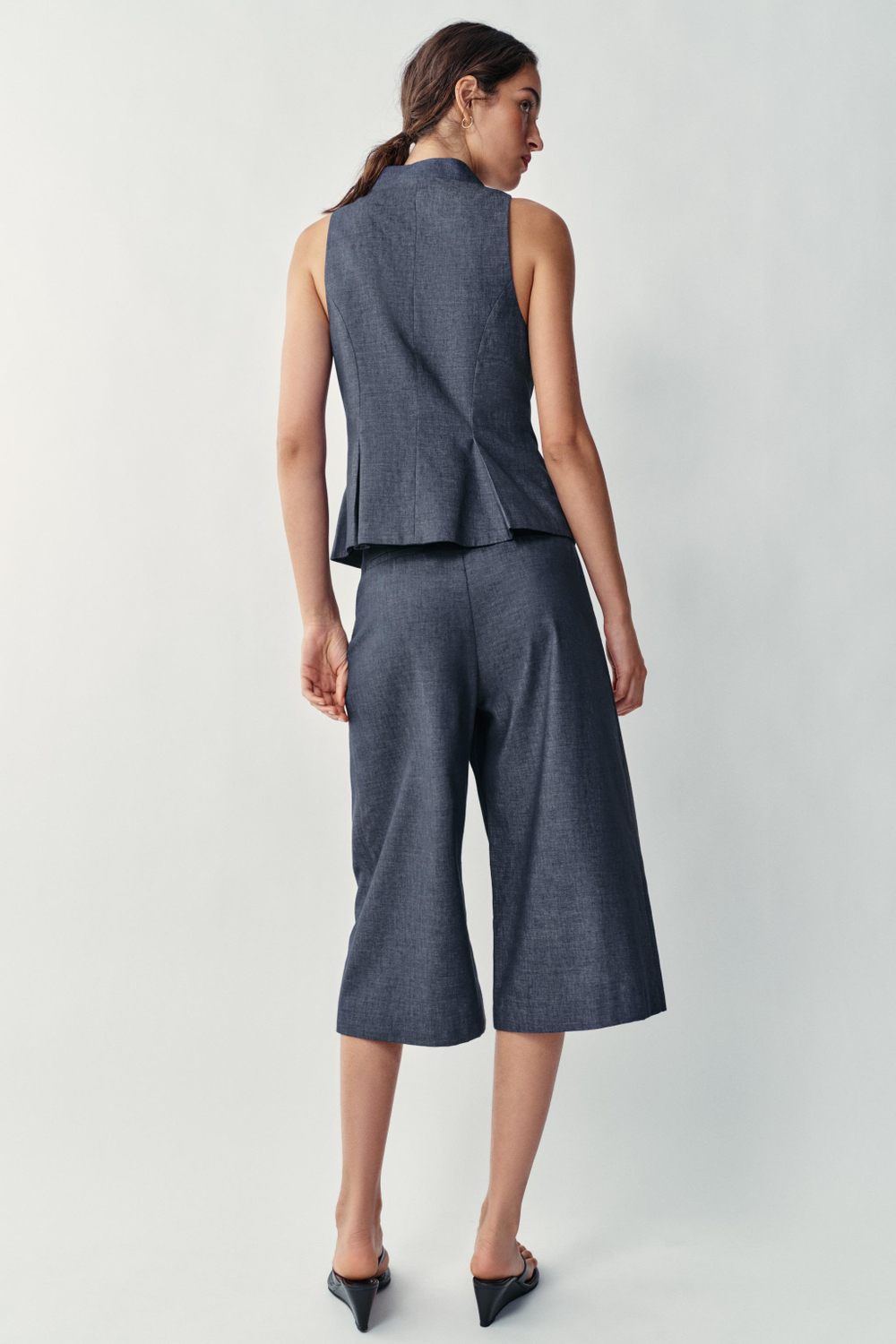 УДЛИНЕННЫЕ ШОРТЫ-БЕРМУДЫ ИЗ ЛЬНА С ПУГОВИЦАМИ — ZARA