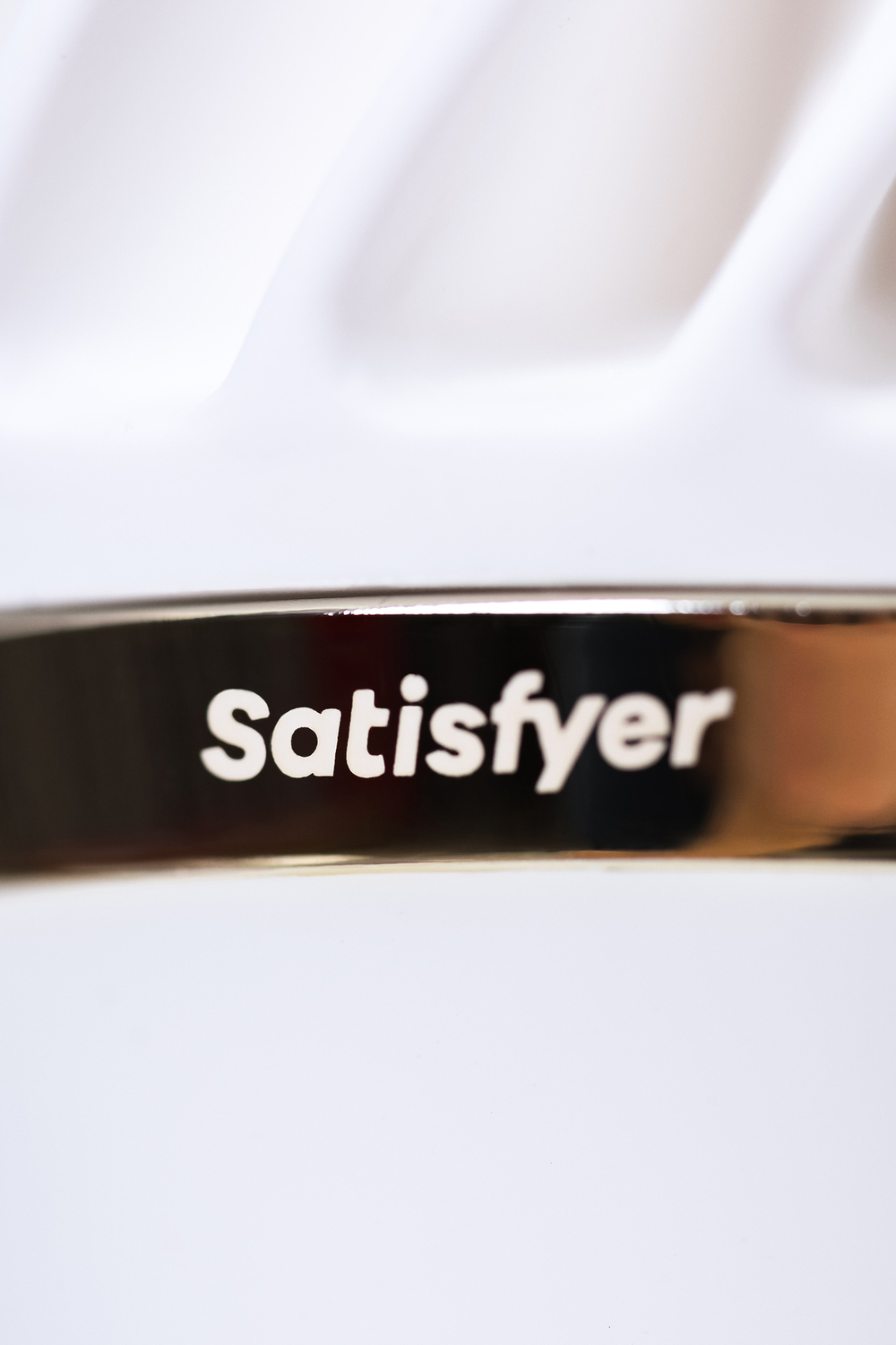 Вибромассажер Satisfyer layons Sweet Treat, силикон, белый, 10,4 см.