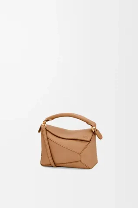 Loewe Мини-сумка Puzzle Edge из мягкой зернистой телячьей кожи, светло-коричневый