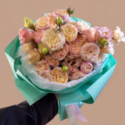 Tiffany Blush S: компактный букет с пионовидными розами Royal Blush