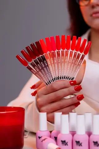 M&K Мик,гель-лак Classic Red (Классический красный) 5