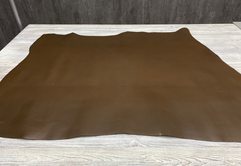 Натуральная коричневая кожа Prima Bastion Brown, развернутая на столе