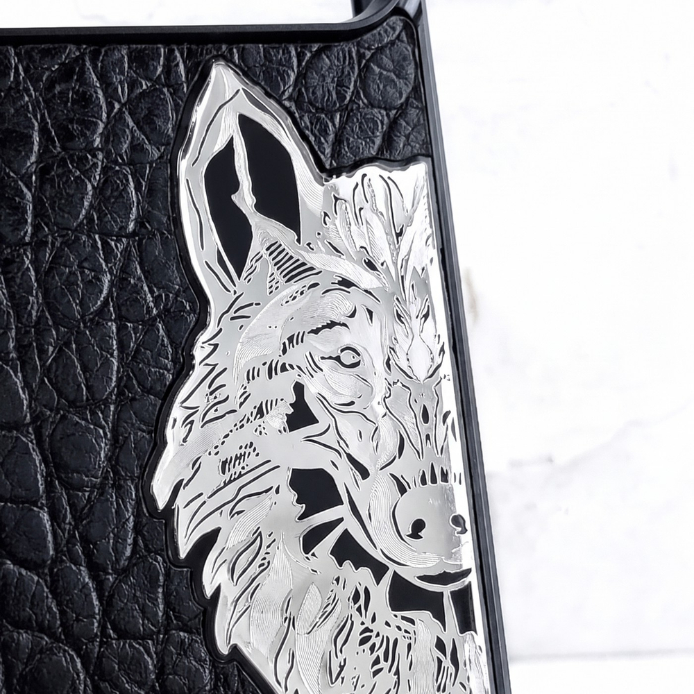 Макро съемка чехла iphone 18 pro Euphoria HM Metal Wolf — кожа MiniCROC тиснение под крокодила, шильд Euphoria металл