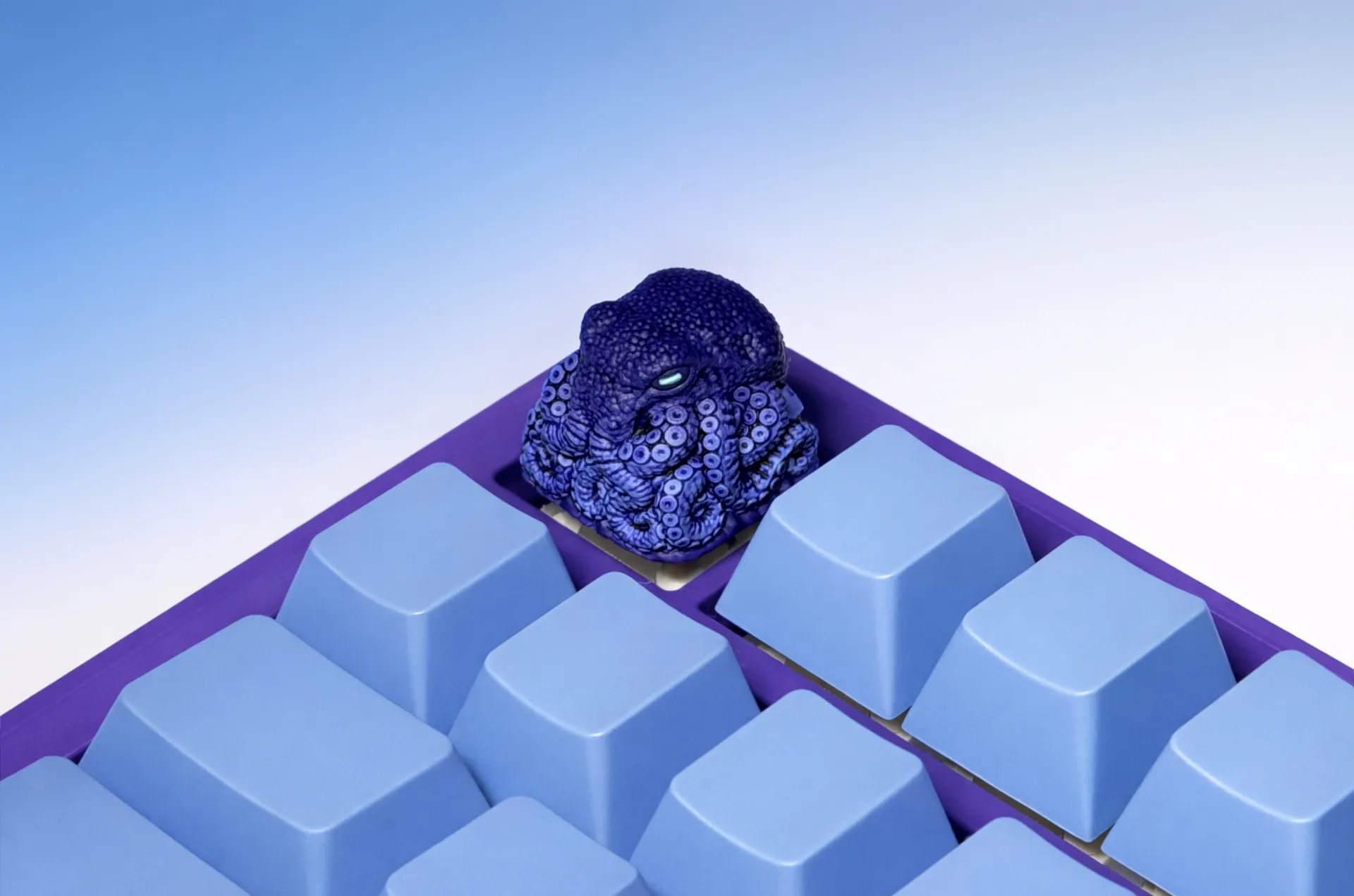 Клавиша XIIX «Octopus Indigo», фото на клавиатуре - ракурс 2
