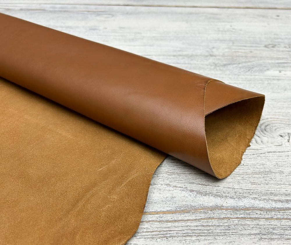 Натуральная кожа Piuma Calf Tan в рулоне, теплый коричневый оттенок и гладкая поверхность