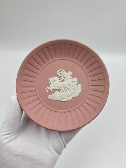 Тарелка декоративная Wedgwood розовая