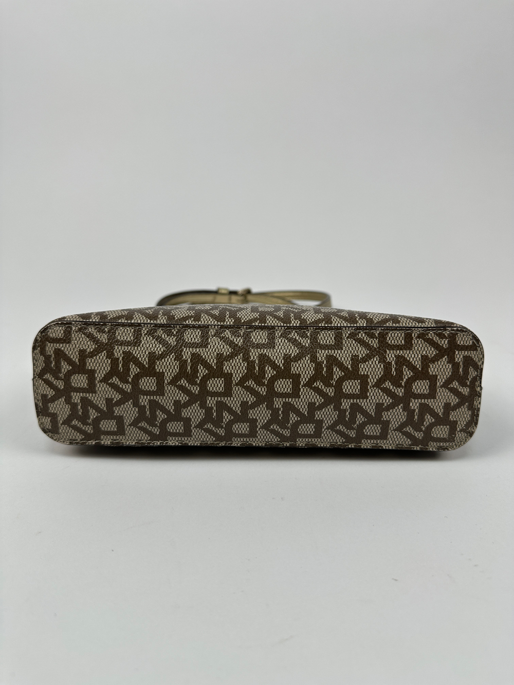 Сумка DKNY Bryant Dome Crossbody