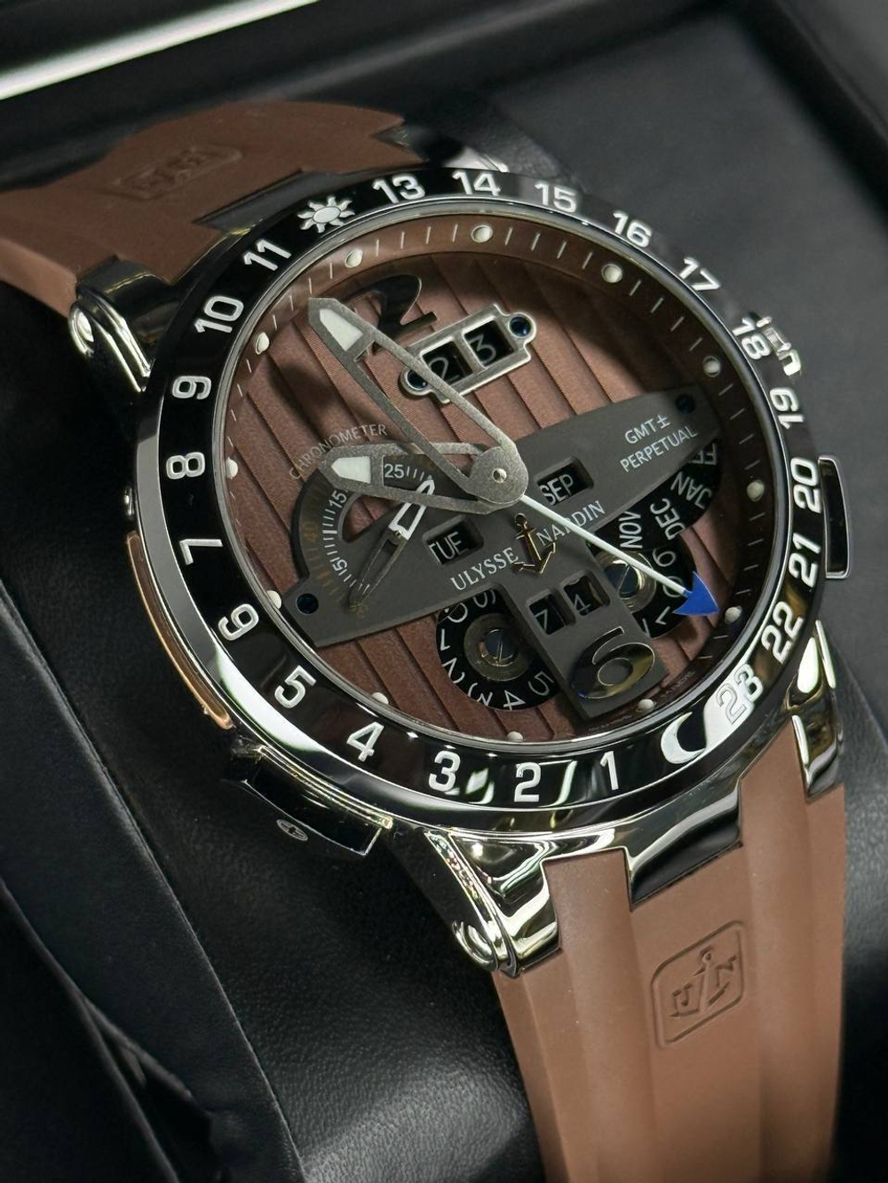 Часы Ulysse Nardin Executive El Toro GMT Perpetual