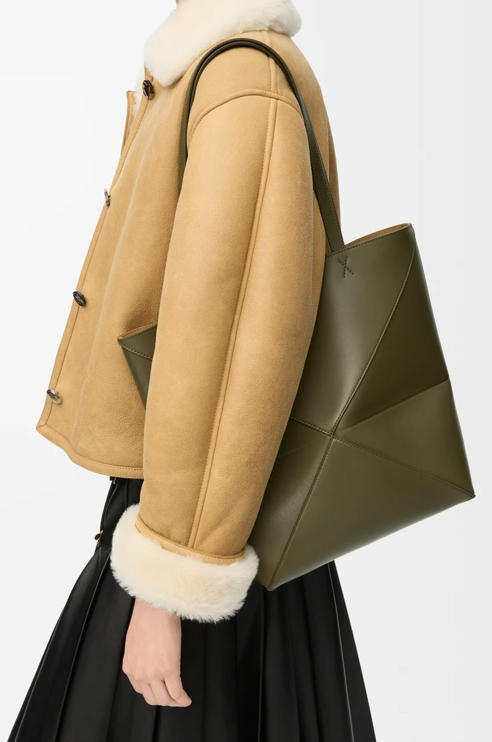 Loewe Средняя складная сумка-тоут Puzzle Fold из блестящей телячьей кожи, темный хаки