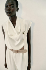 КОМБИНЕЗОН С ПОЯСОМ И ЗОЛОТИСТОЙ ФУРНИТУРОЙ — ZARA